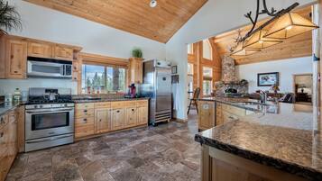 Full-sized fridge, microwave, oven, stovetop