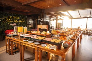 Free daily buffet breakfast
