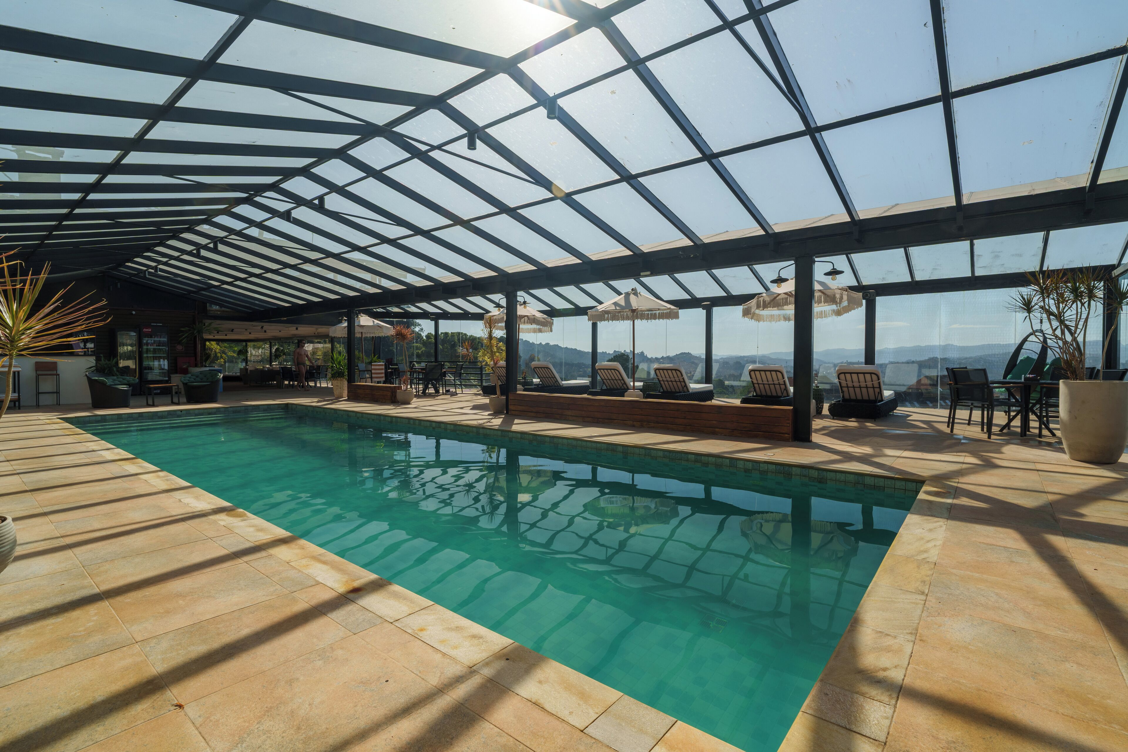 실내 수영장, 10:00 ~ 22:00 오픈, 일광욕 의자