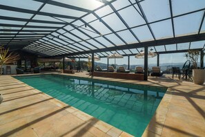 Kolam renang tertutup, kolam renang terbuka, kerusi lepak pantai 