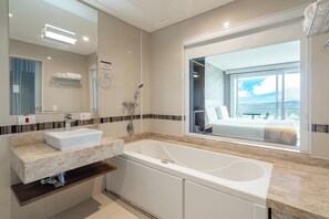 Apartamento, bañera de hidromasaje (Bella Vista I) | Baño | Artículos de higiene personal gratuitos, secador de pelo y toallas