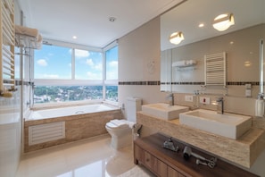 Presidential Suite | Bathroom | Shower, free toiletries, hair dryer, towels