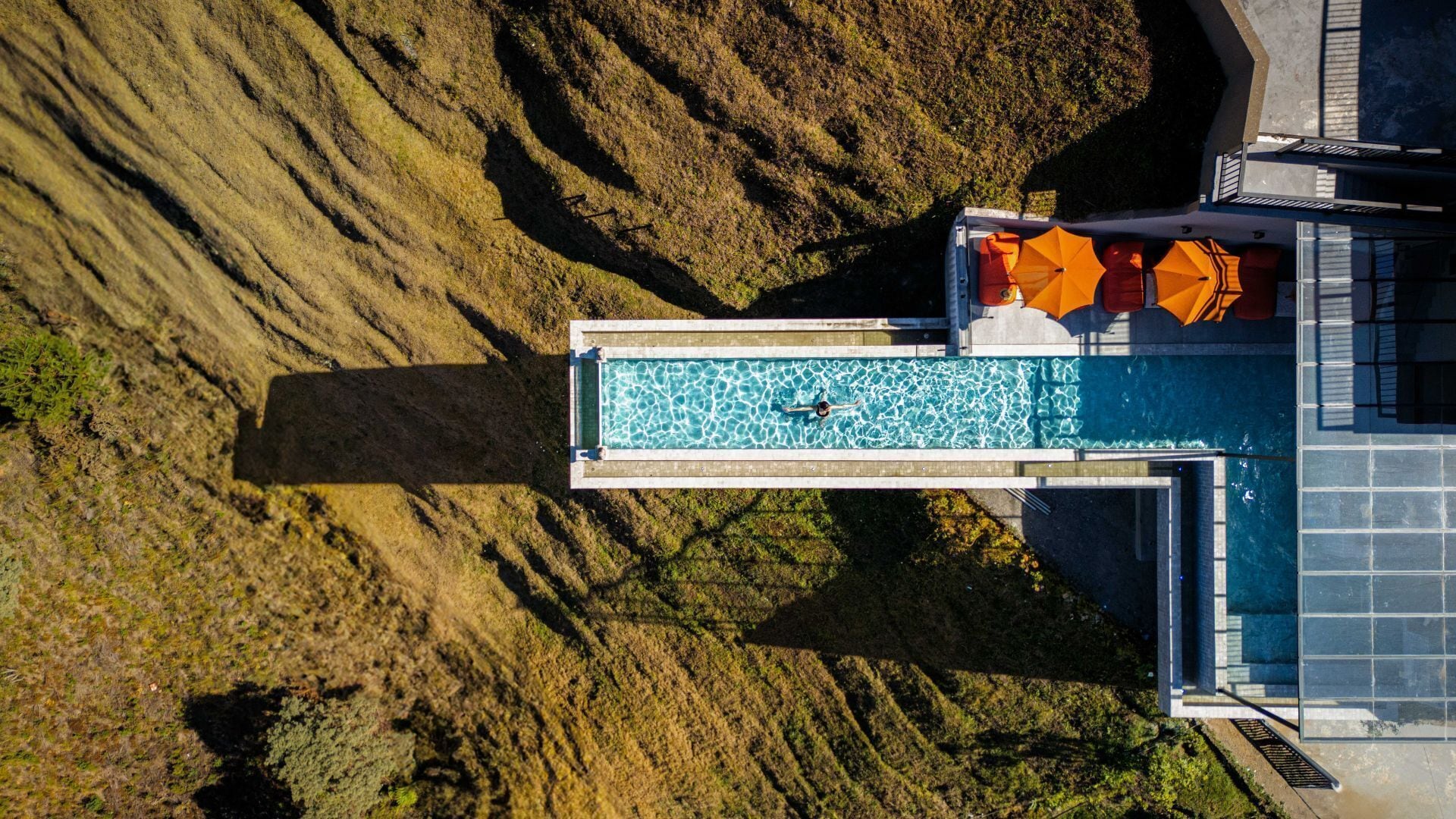 실내 수영장, 10:00 ~ 22:00 오픈, 일광욕 의자