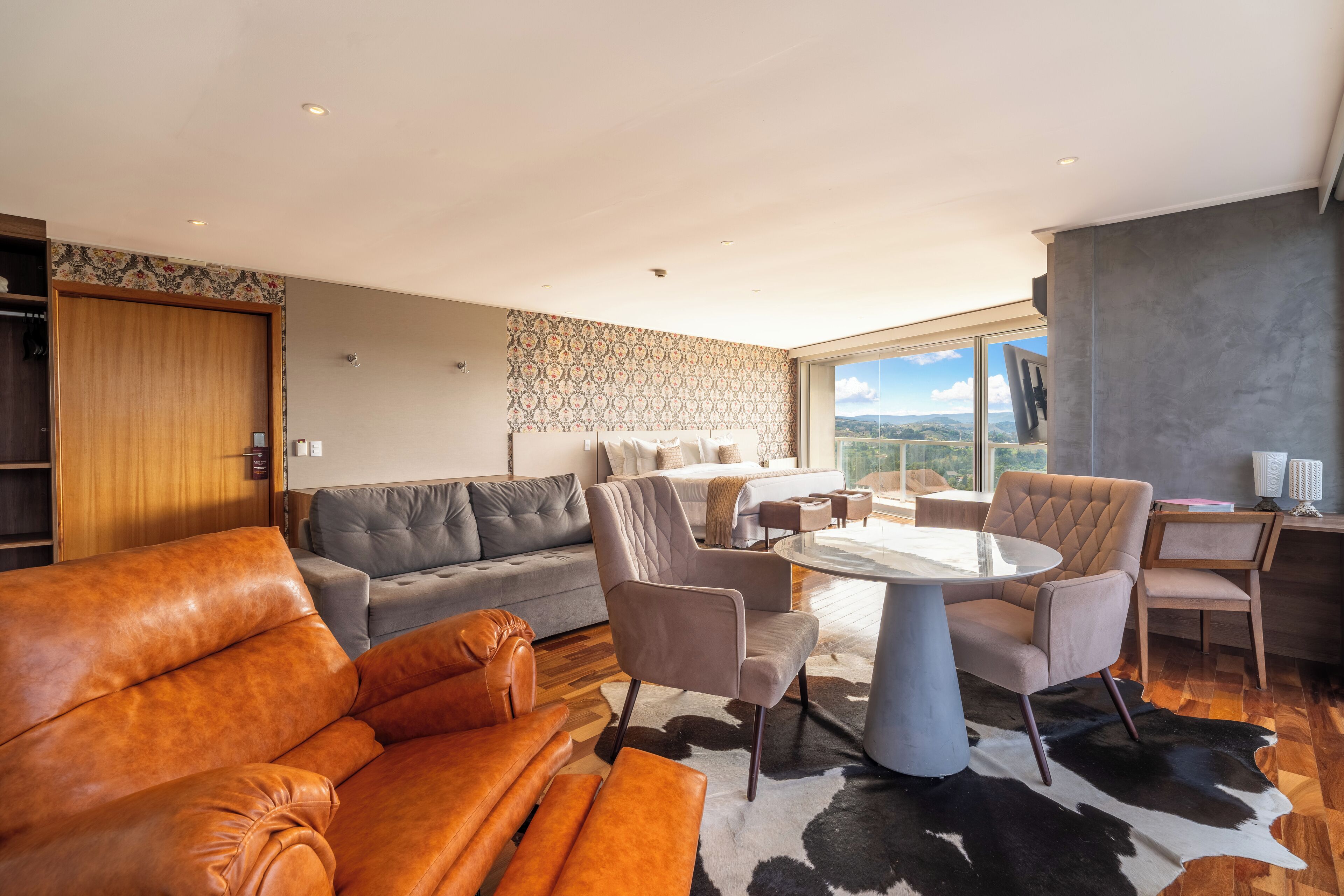 presidential suite | 1 bedroom, pillow-top beds, individually furnished, desk