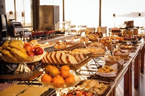 Free daily buffet breakfast - Chris Wellness Resort Hotel (Campos do Jordão)