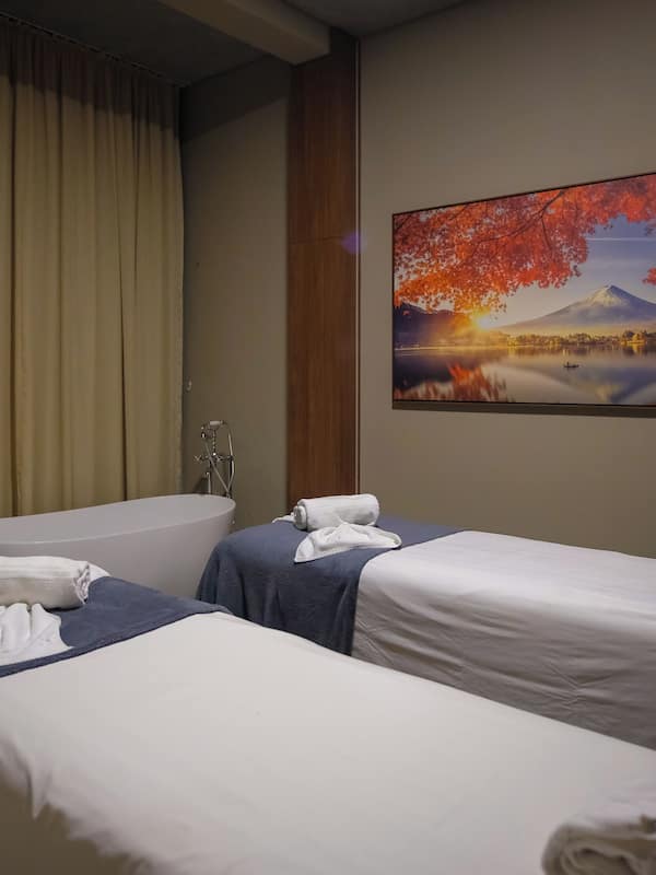 Salas de tratamiento para parejas, una bañera de hidromasaje, baño turco