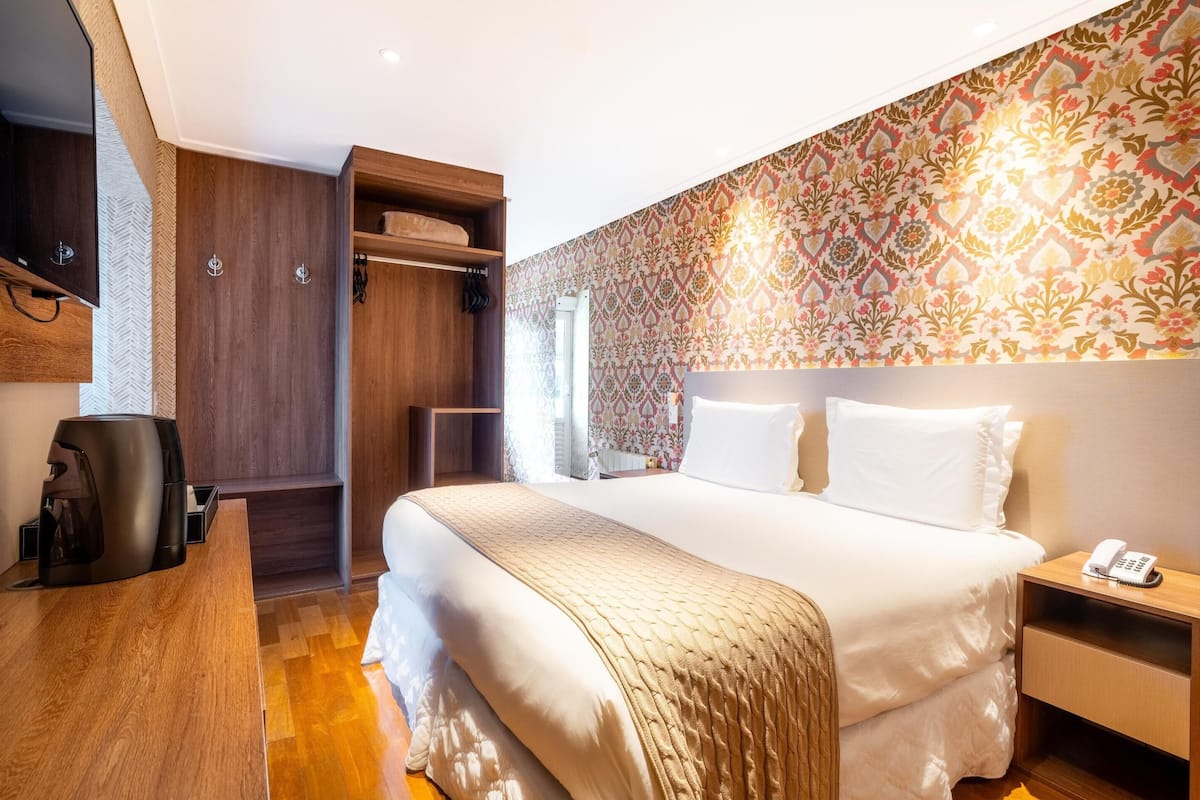 Een minibar, verduisterende gordijnen, gratis wifi, beddengoed