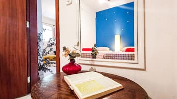 Basic Twin Room (3) , 2 Twin Beds, Shared Bathroom | 免費無線上網、床單