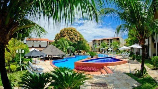A resort pool area with a hot tub, lounge chairs, and umbrellas. - Solar De Pipa Duplex Flat (Tibau do Sul)