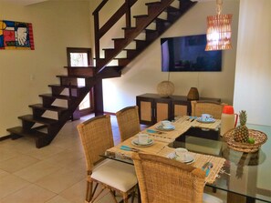 Duplex panorâmico, 2 quartos, de frente para o mar | Área de estar | TV de tela plana, filmes pagos