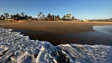 Leilighet – deluxe, 2 soverom, havutsikt | Sengetøy av topp kvalitet, individuelt dekorert og individuelt innredet