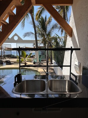 Villa Premium, 2 habitaciones, alberca privada, vista al océano | Cocina privada | Refrigerador con congelador, parrilla de estufa y licuadora