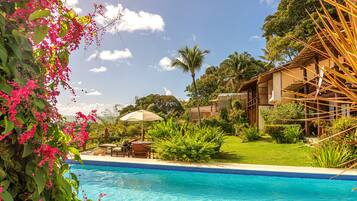 Piscina a l'aire lliure, para-sols i gandules