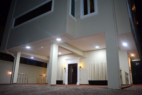 Rightgate Hotel & Suites