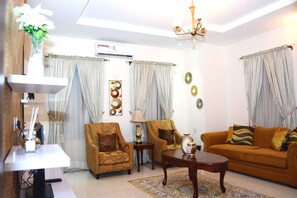 Bureau, espace de travail pour ordinateur portable, rideaux occultants