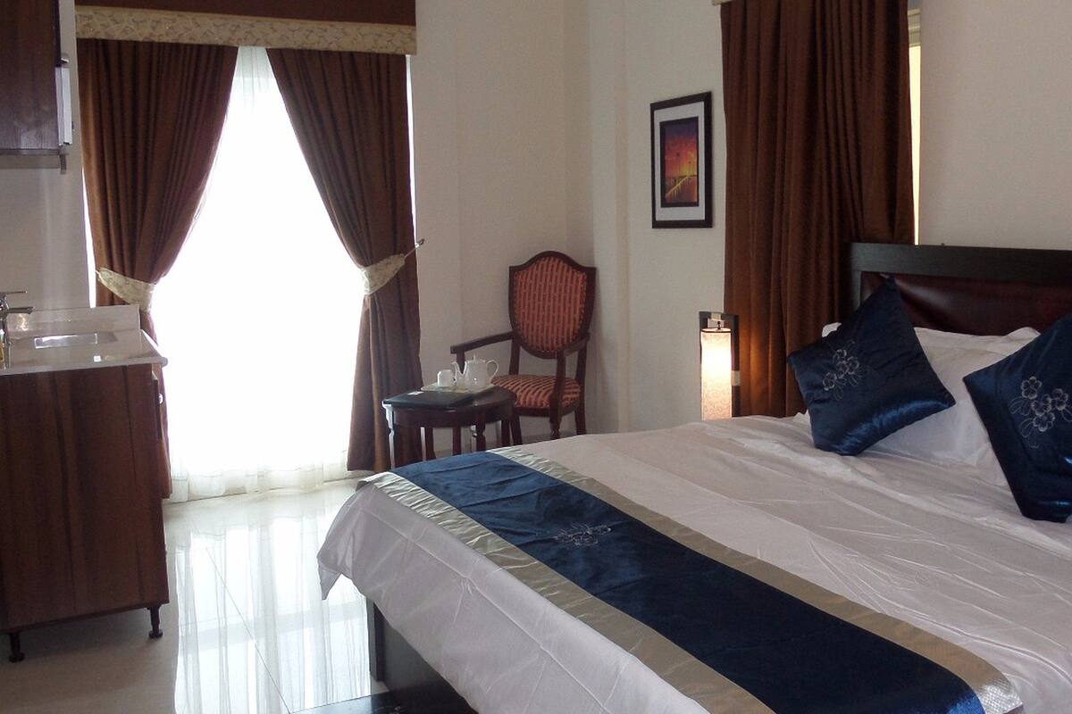 Executive Room | Desk, laptop workspace, blackout drapes, bed sheets