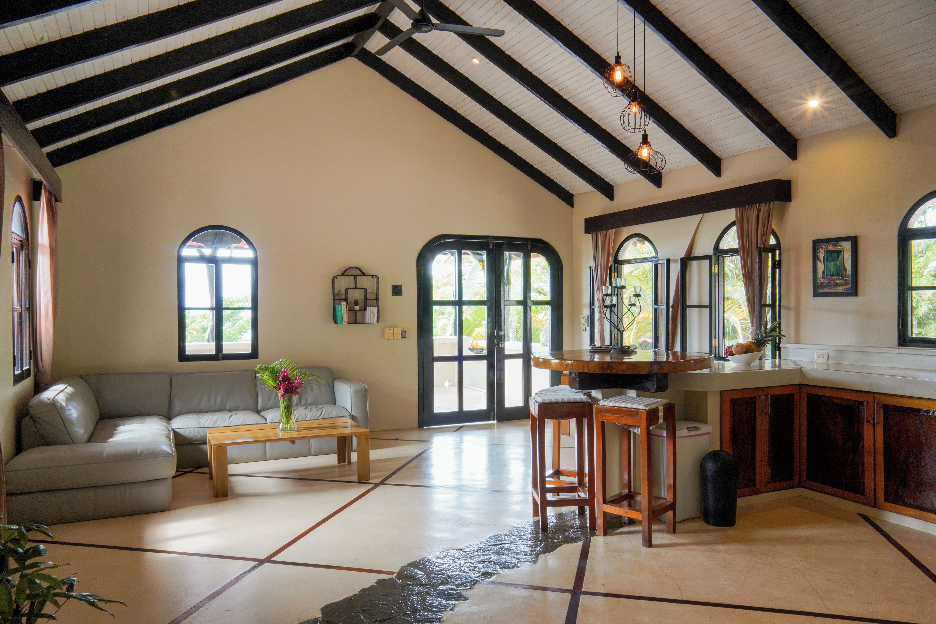 luxury condo, 3 bedrooms, kitchen, ocean view | living area