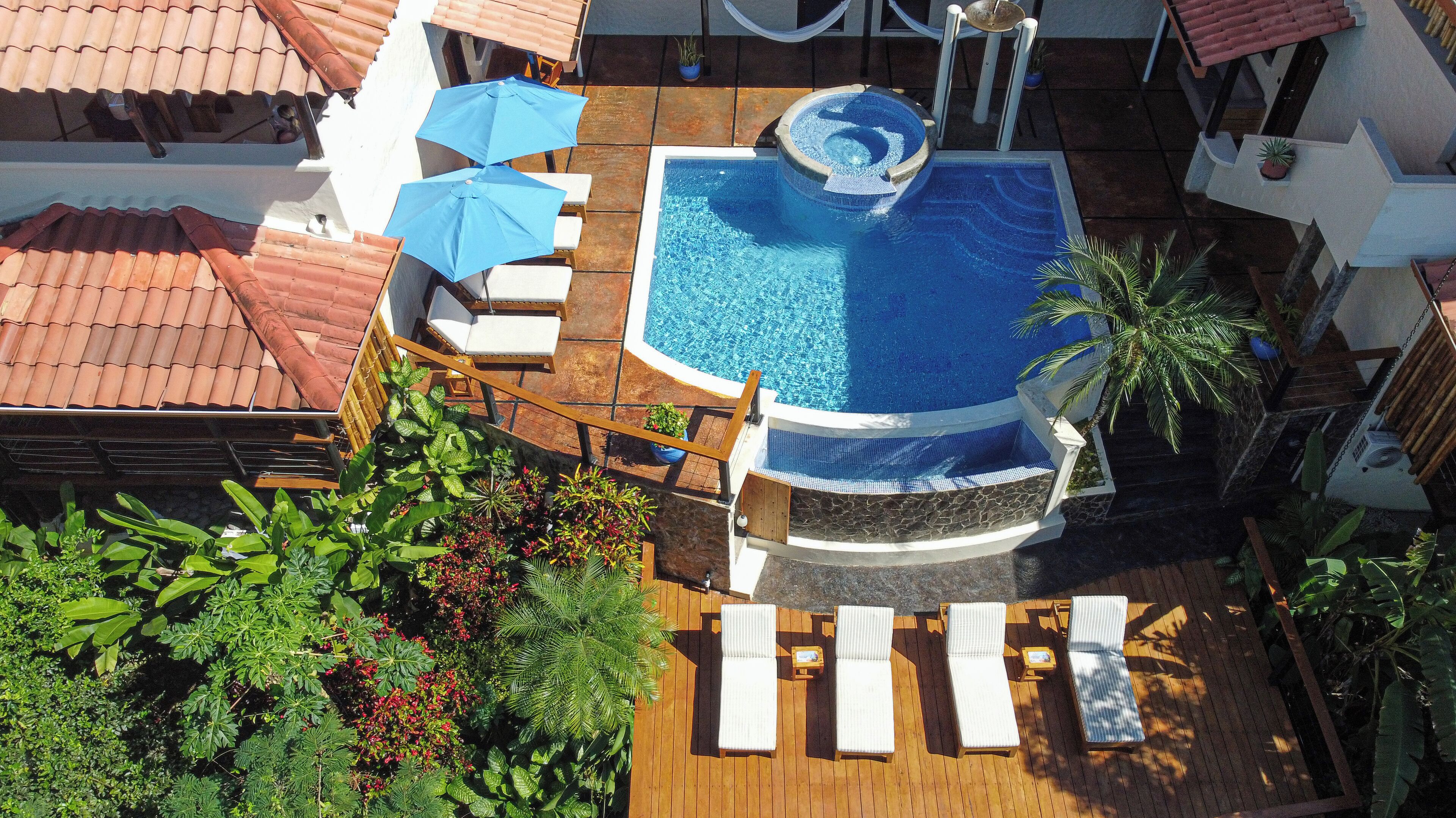 outdoor pool, open 9 am to 9 pm, pool loungers