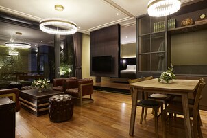 Classic Penthouse -Terrace bathtub unavailable Dec-Mar,extra person fee collects on site more than 2 | Premium bedding, free minibar, in-room safe, desk