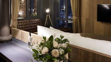 Penthouse, Stadtblick | Hochwertige Bettwaren, kostenlose Minibar, Zimmersafe, Schreibtisch