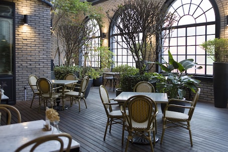 Breakfast, lunch and dinner served . 9 Brick Hotel