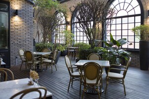 Breakfast, lunch, dinner served; Italian cuisine 