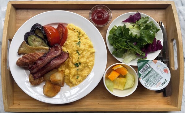 A tray with scrambled eggs, bacon, roasted tomatoes, and potatoes. - 9 Brick Hotel (Seoul)