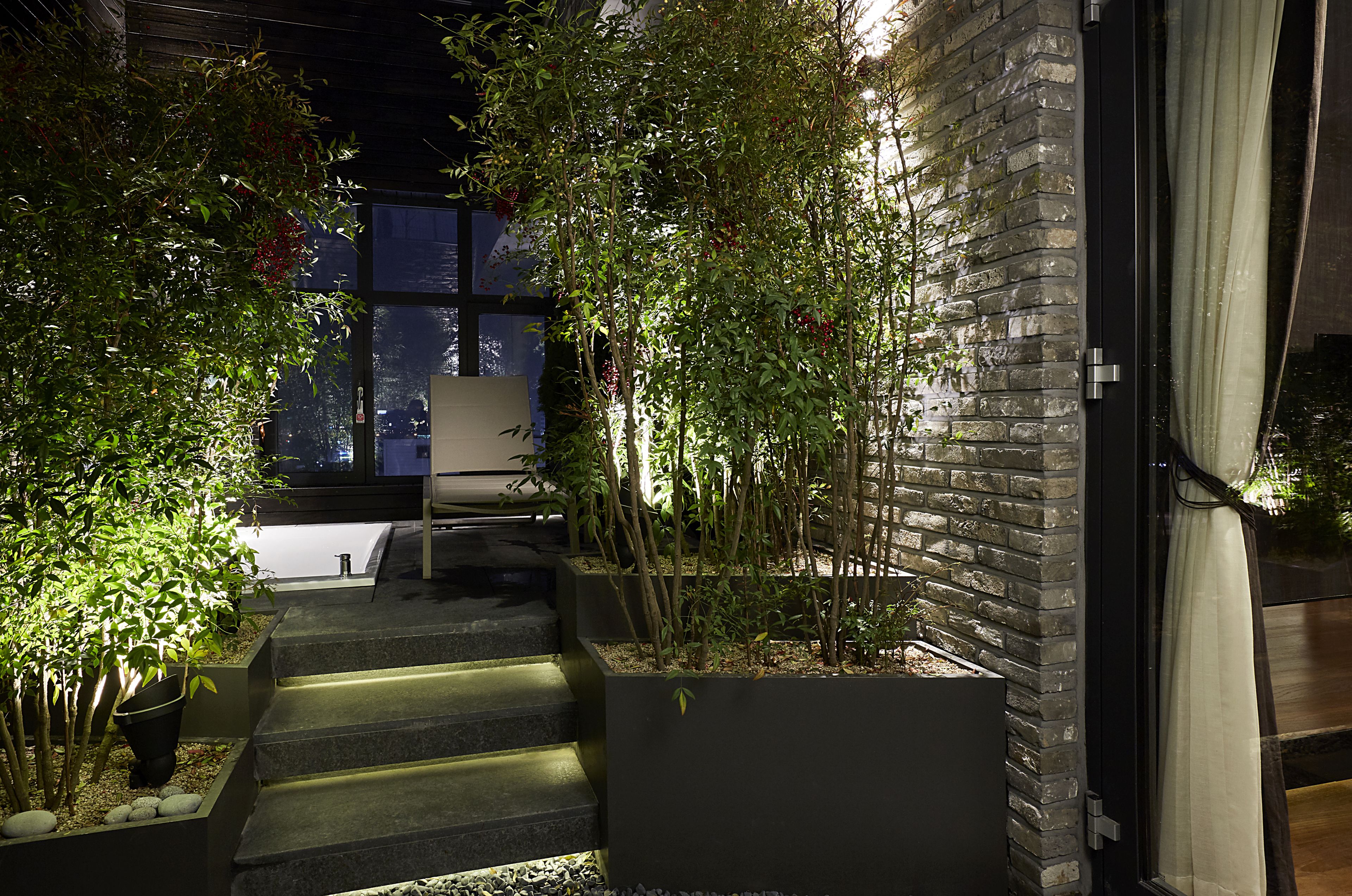 classic penthouse -terrace bathtub unavailable dec-mar,extra person fee collects on site more than 2 | terrace/patio