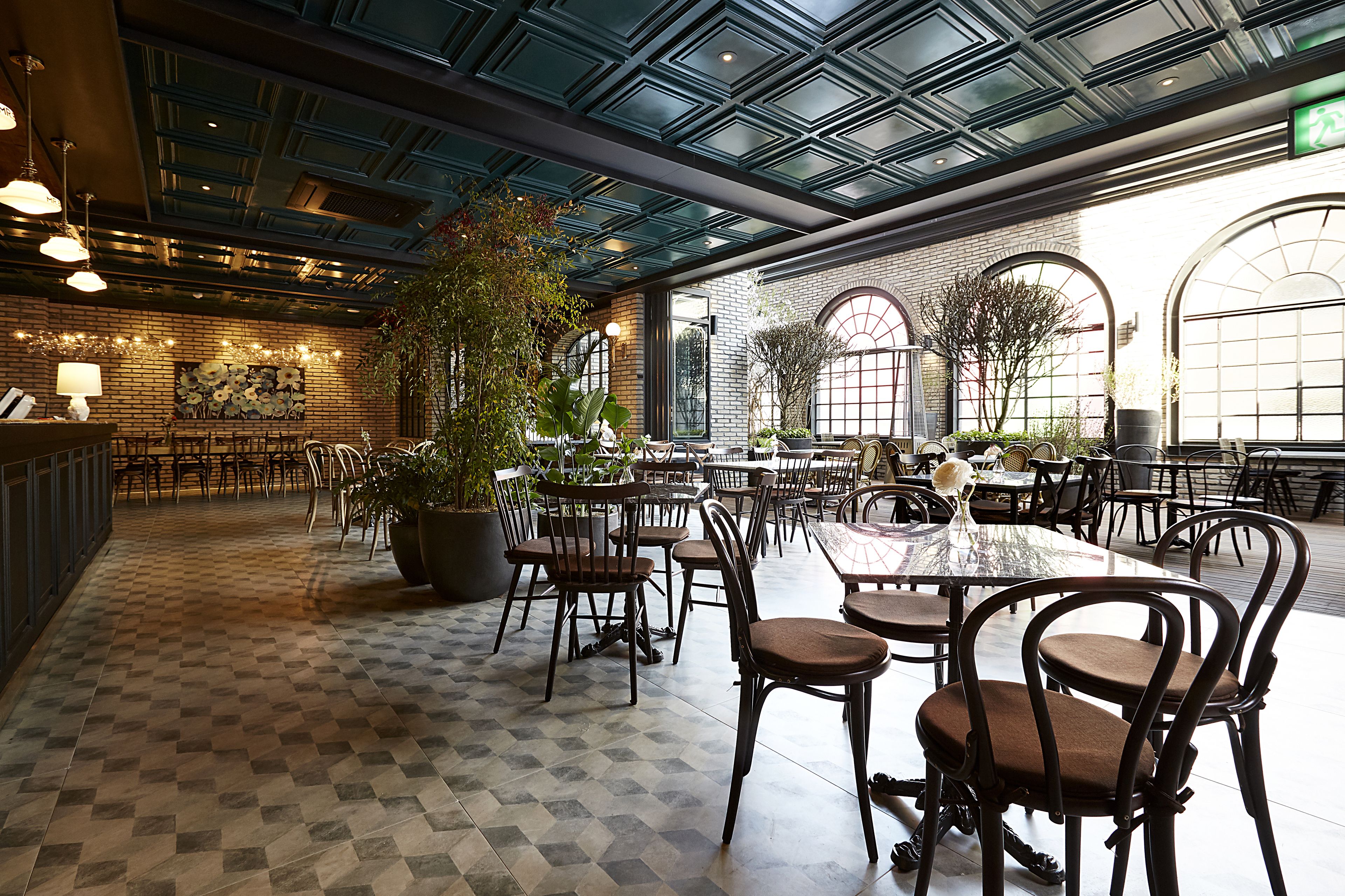 daily continental breakfast (krw 12500 per person)