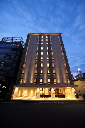 A modern hotel with a flat facade, multiple floors, and evenly spaced windows. - Hotel Nets Sapporo (Sapporo)