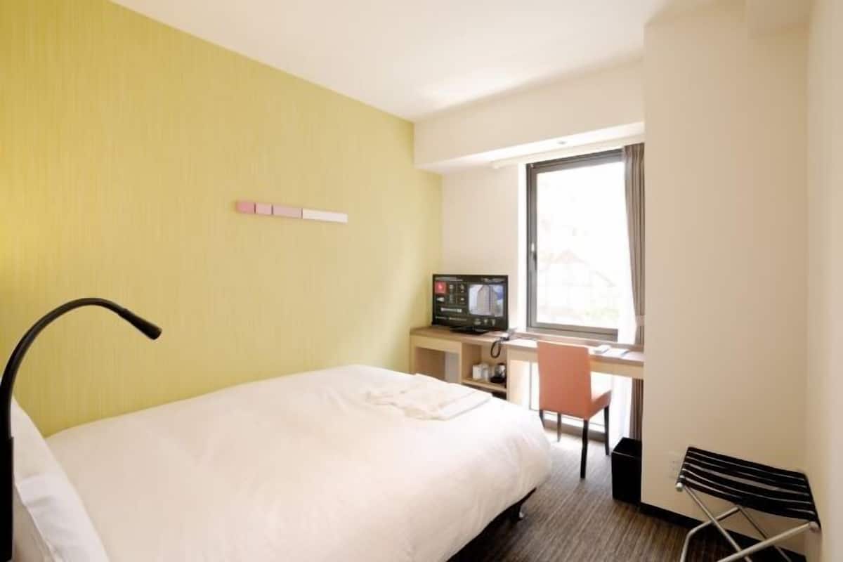 Premium bedding, soundproofing, iron/ironing board, free WiFi