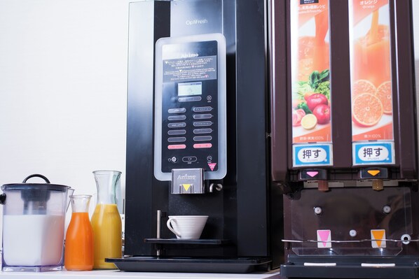 Una máquina de café con pantalla digital, espumador de leche y portavasos.