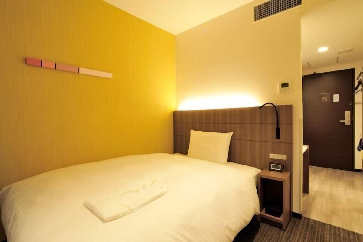 Premium bedding, soundproofing, iron/ironing board, free WiFi