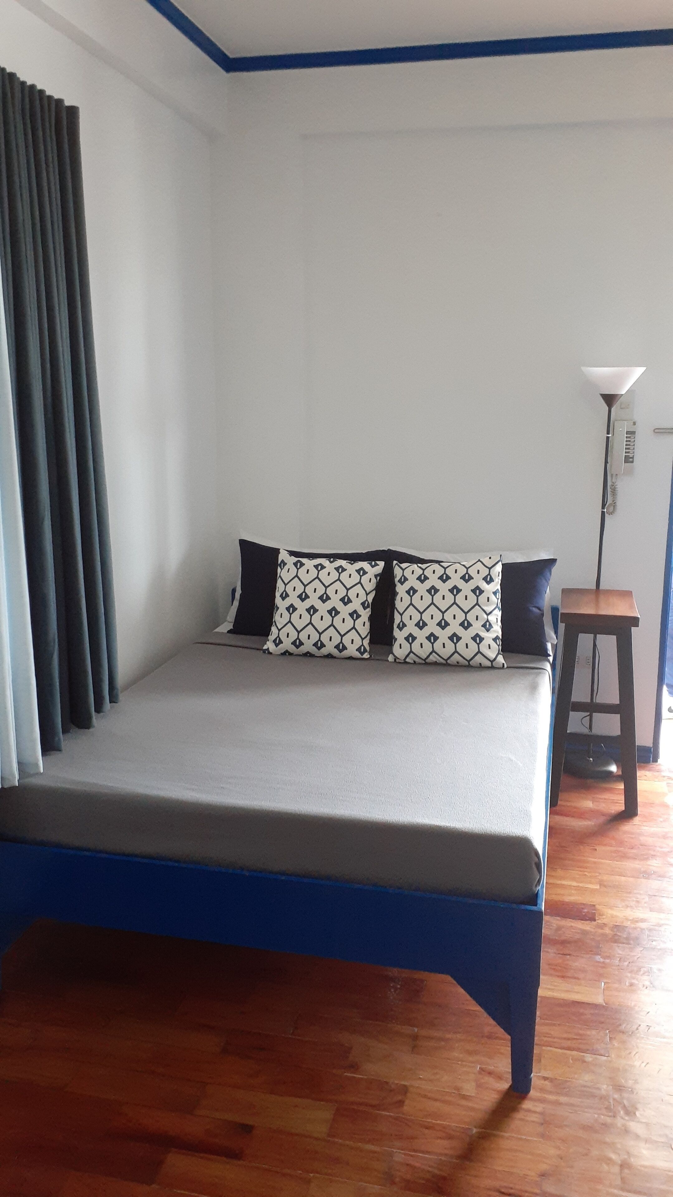 standard room, 1 double bed | in-room safe, desk, bed sheets