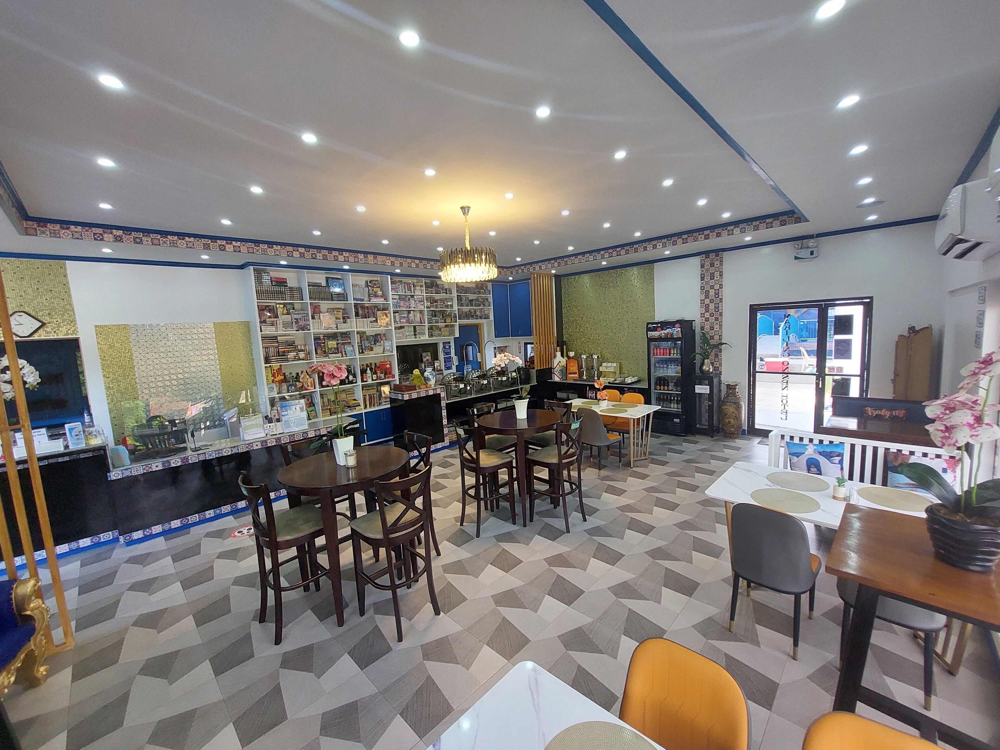 breakfast, lunch, dinner served; local and international cuisine