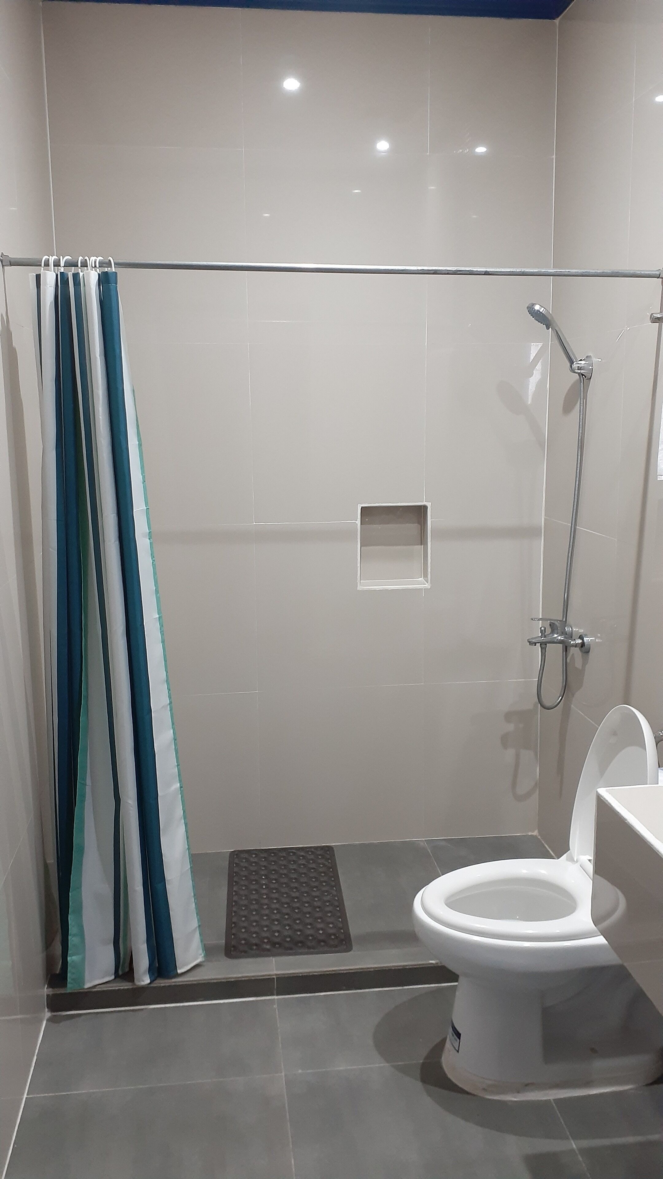 deluxe room, 1 double bed | bathroom | shower, rainfall showerhead, free toiletries, hair dryer