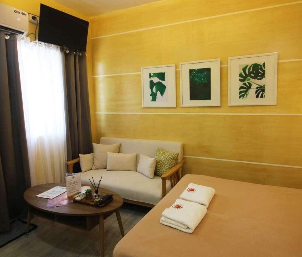 Deluxe Room | Desk, bed sheets