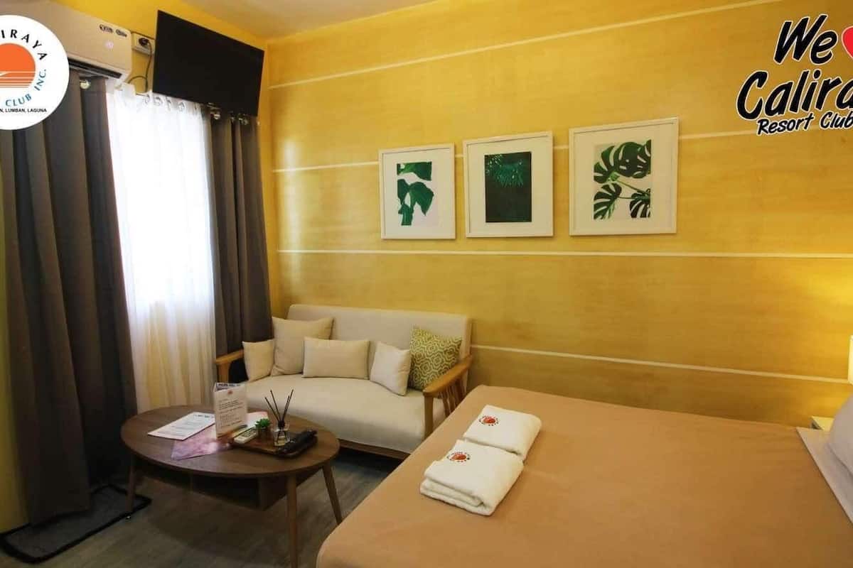 Deluxe Room | Desk, bed sheets