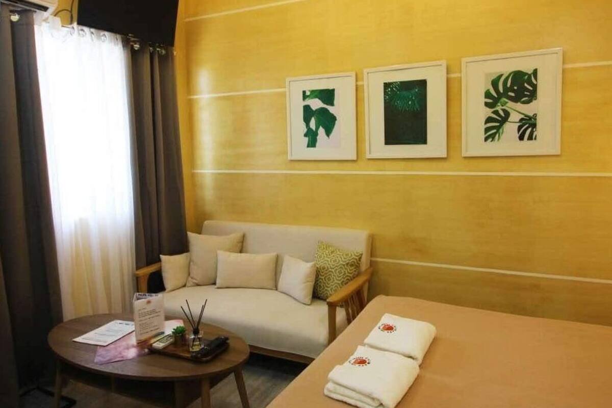 Phòng Deluxe | Bàn, bộ trải giường