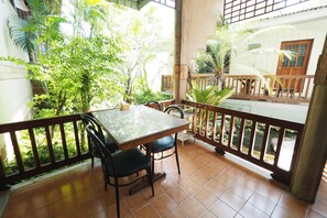 Se sirven desayunos, almuerzos y cenas; cocina tailandesa