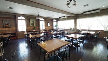 供應早餐、午餐、晚餐;泰國菜