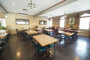 Breakfast, lunch and dinner served - Pachara Hotel and Restaurant (Suphan Buri)