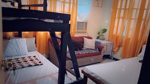 Chambre quadruple familiale, 2 lits doubles | Bureau