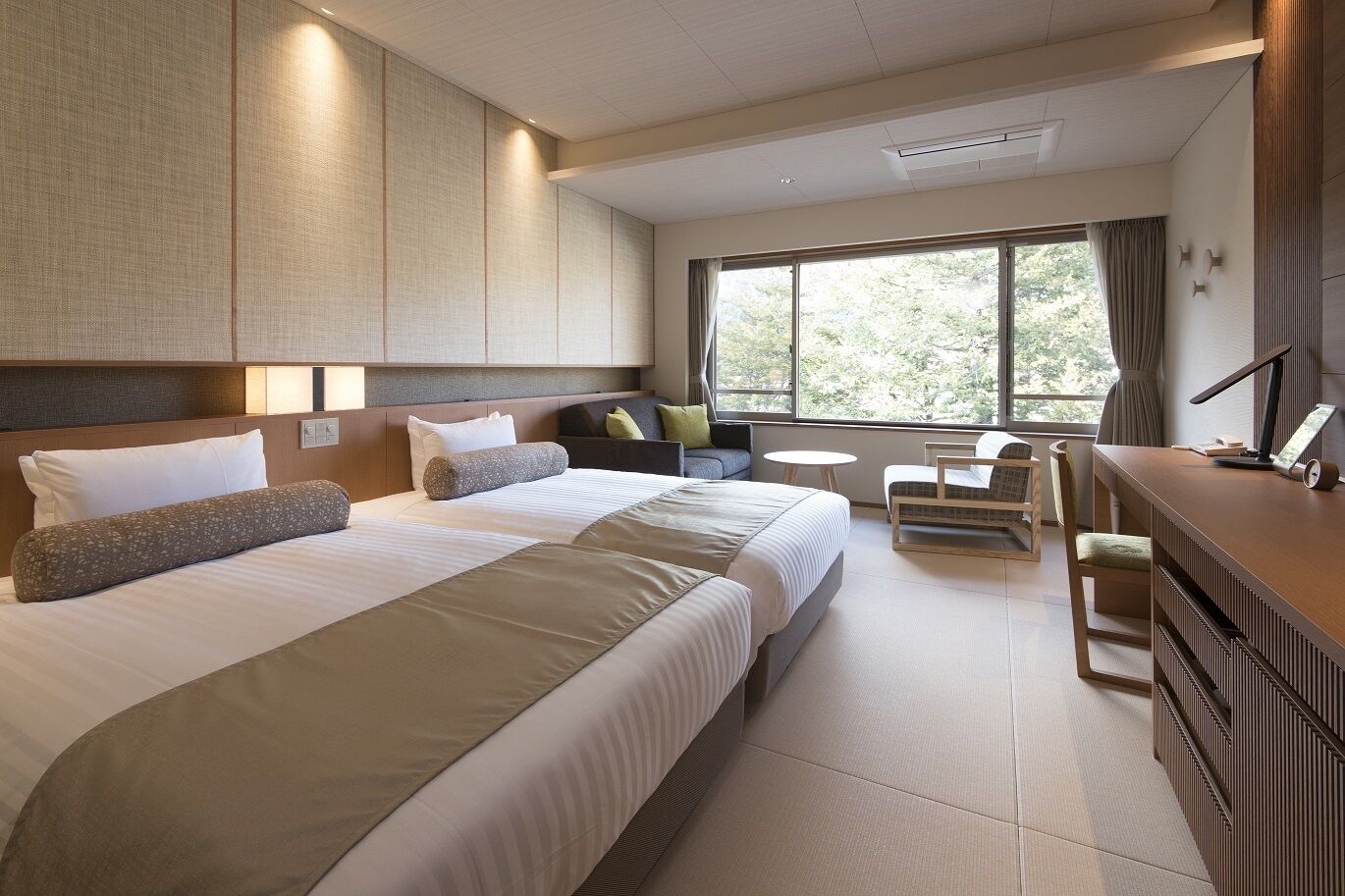 hotaka twin  room | down duvets, minibar, laptop workspace, free wifi