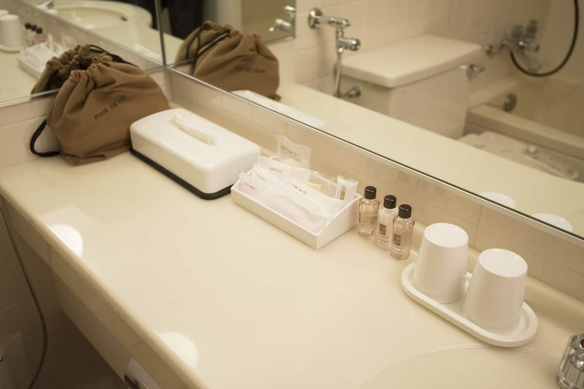 combined shower/bathtub, deep-soaking bathtub, free toiletries