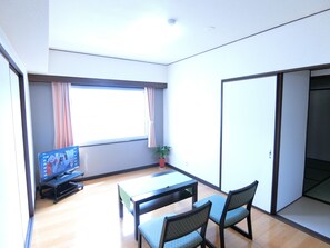 基础公寓, 2 间卧室 (Check-in at Nogamihonkan Ryokan) | 客厅 | 平板电视、DVD 播放器