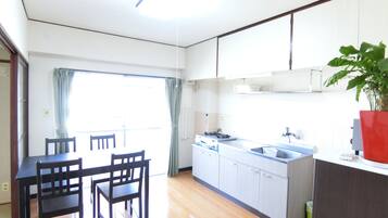 ํจ๋ฐ๋ฆฌ ์ํํธ, ์นจ์ค 2๊ฐ (Check-in at Nogamihonkan Ryokan) | 1 ๊ฐ์ ์นจ์ค, ๊ฐ๊ฐ ๋ค๋ฅธ ์คํ์ผ์ ์ธํ
๋ฆฌ์ด, ์ฑ
์, ๋ฌด๋ฃ WiFi