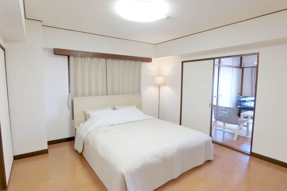 ํจ๋ฐ๋ฆฌ ์ํํธ, ์นจ์ค 2๊ฐ (Check-in at Nogamihonkan Ryokan) | ๊ฐ๊ฐ ๋ค๋ฅธ ์คํ์ผ์ ์ธํ
๋ฆฌ์ด, ์ฑ
์, ๋ฌด๋ฃ WiFi