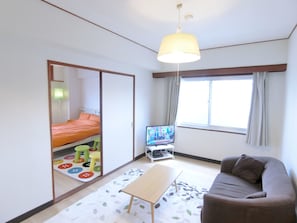 Departamento básico, 2 habitaciones (Check-in at Nogamihonkan Ryokan) | Área de sala de estar | Televisión de pantalla plana y reproductor de DVD