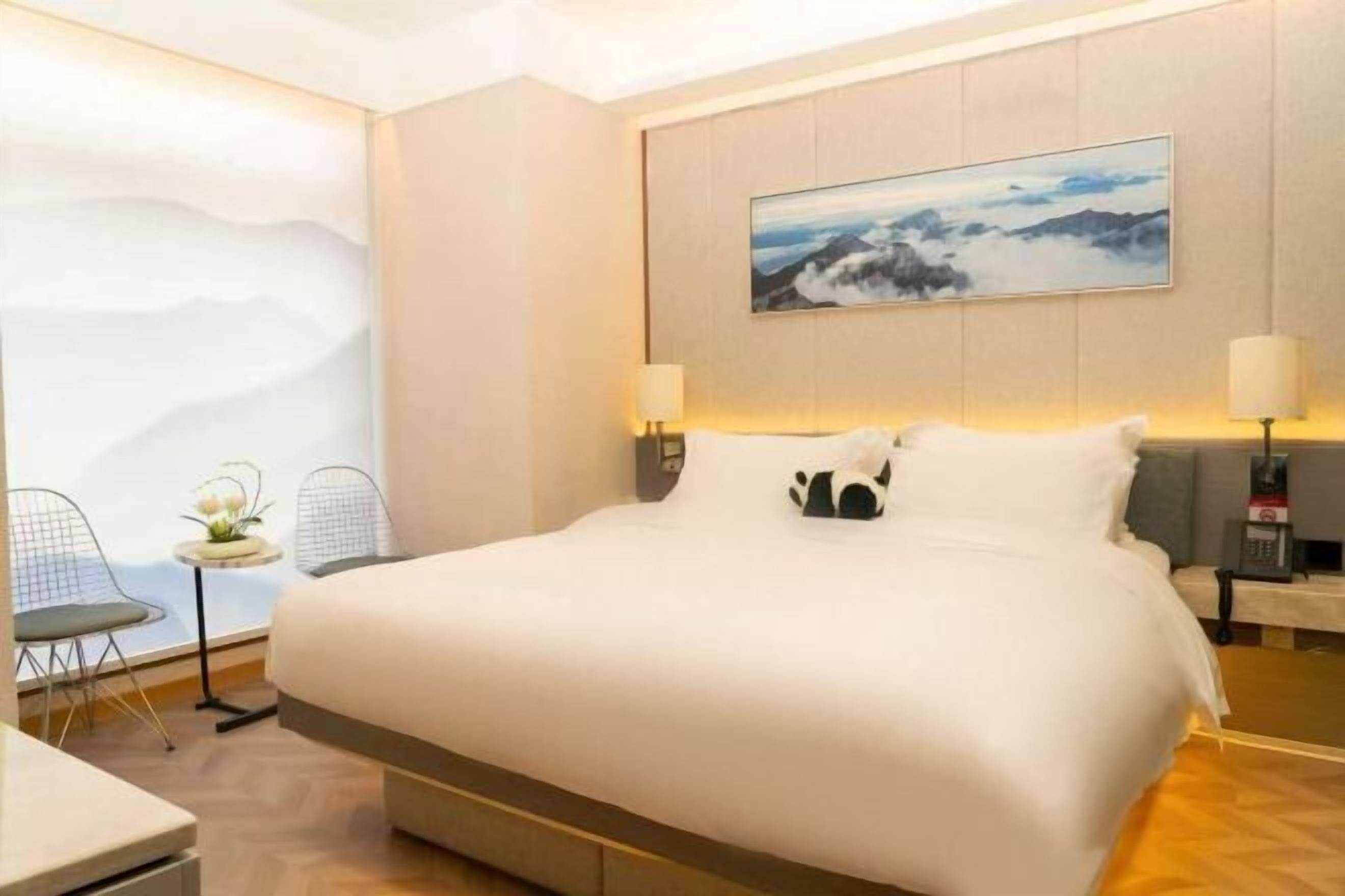 Minibar, caja de seguridad en la habitación y escritorio 